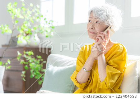 資深婦女在電話裡焦急地交談 122404558