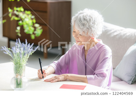 寫信的資深婦女 122404569