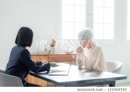 一個穿西裝的女人和一個老婦人開會 一個穿西裝的女人和一個老婦人開會 122404592