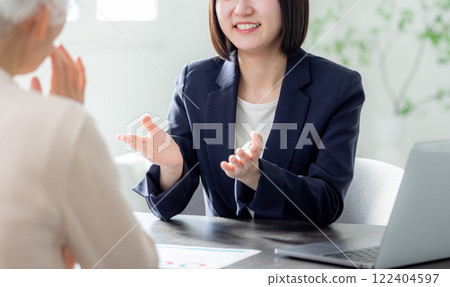 Senior woman, young woman, contract, business, negotiation 122404597