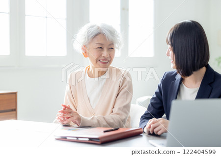 Senior woman, young woman, contract, business, negotiation 122404599
