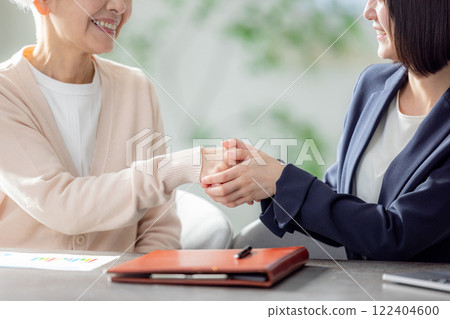 Senior woman, young woman, contract, business, negotiation 122404600