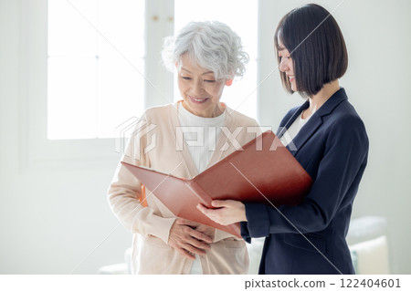 高級女性、年輕女性、合約、商業、談判 122404601