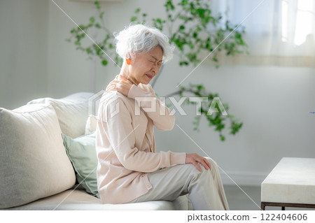 高級女性患肩膀僵硬 122404606