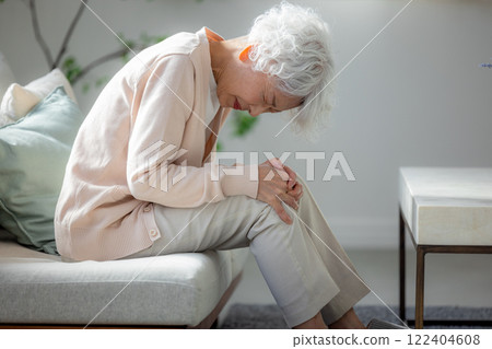 Senior woman suffering from knee pain 122404608