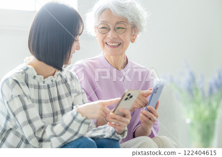 操作智慧型手機的高階女性和年輕女性 122404615