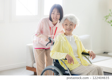 Nursing Care Image Senior Women and Caregivers 122404635
