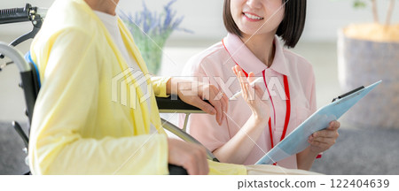 護理形象高級婦女和照顧者 122404639