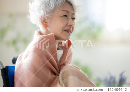 有胸痛的年長婦女 122404642