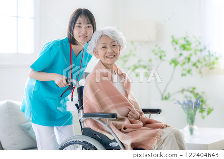 輪椅和護理人員的高級女子 122404643
