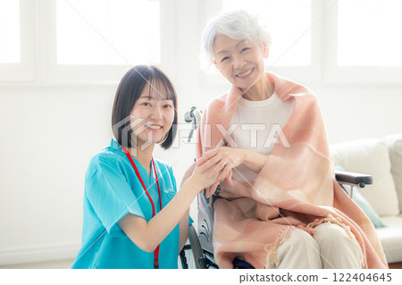 輪椅和護理人員的高級女子 122404645