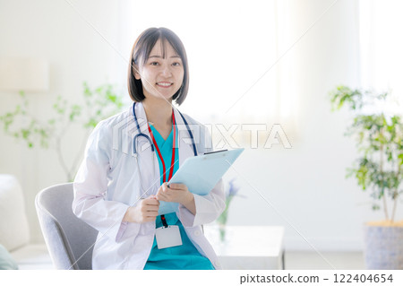 A female doctor who consults A female doctor who consults 122404654