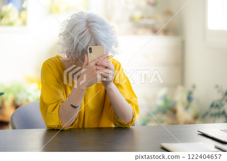 智慧型手機陰性的高階女性 122404657