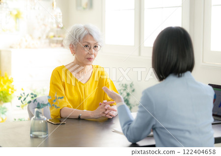 A woman in a suit and an elderly woman to have a meeting 122404658