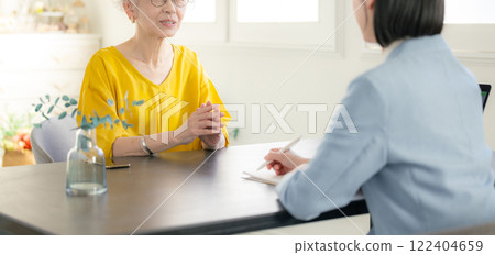 一個穿西裝的女人和一個老婦人開會 122404659