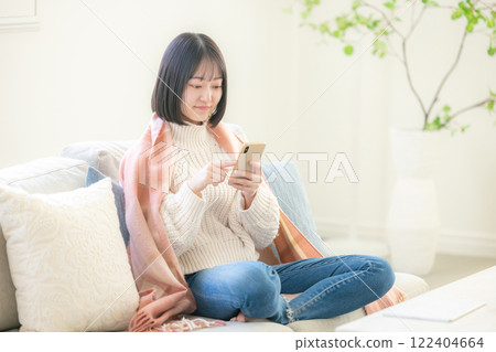 使用智能手機的少婦 122404664