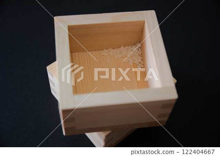 黑色背景中盃子裡剩下少量米 黑色背景中盃子裡剩下少量米 122404667