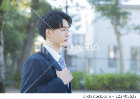 A man in a suit 122405622