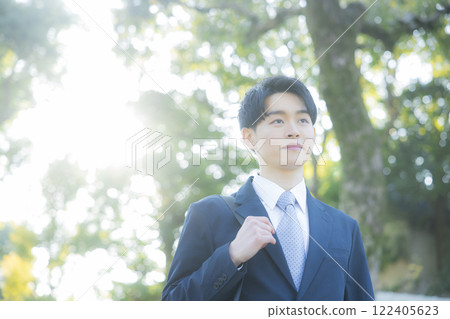 穿著西裝的男人 122405623