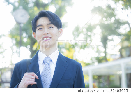 穿著西裝的男人 122405625