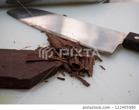 Preparing homemade chocolate, chopping chocolate Preparing homemade chocolate, chopping chocolate 122405980