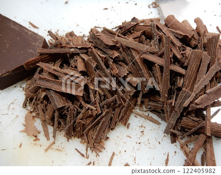 Preparing homemade chocolate, chopping chocolate 122405982