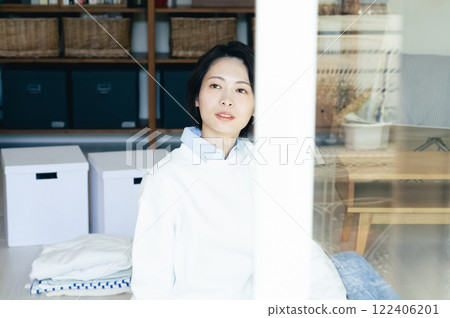 一個女人從房間裡面向外看 122406201