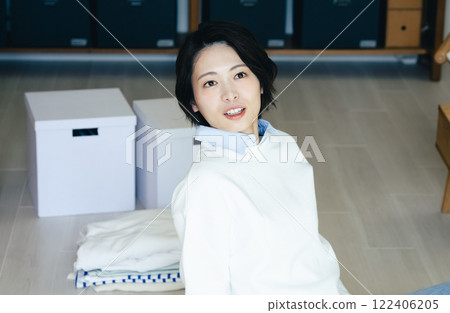一個女人從房間裡面向外看 122406205