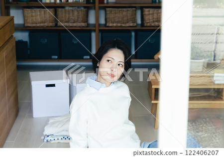 一個女人從房間裡面向外看 一個女人從房間裡面向外看 122406207