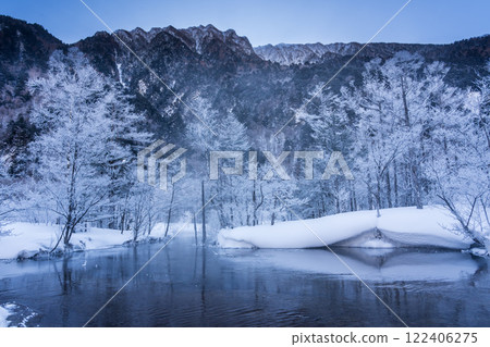Winter snow hike in Kamikochi: frost sparkling in the morning sun on Tashiro Pond 122406275