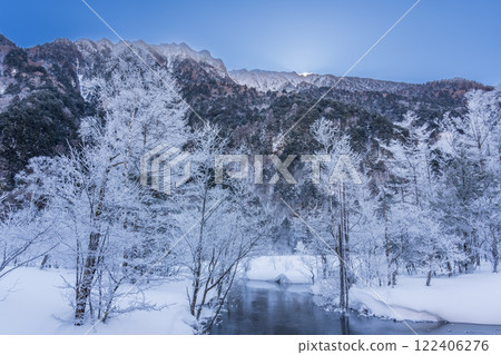 Winter snow hike in Kamikochi: frost sparkling in the morning sun on Tashiro Pond 122406276