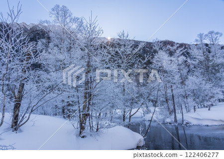 冬天的上高地雪地健行 - 田代池的晨光下的白霜閃閃發光 冬天的上高地雪地健行 - 田代池的晨光下的白霜閃閃發光 122406277