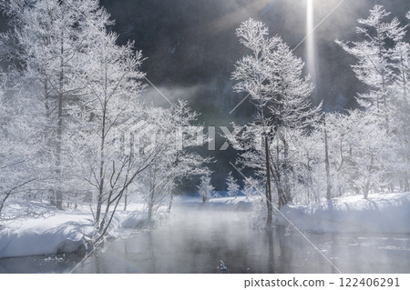 Winter snow hike in Kamikochi: frost sparkling in the morning sun on Tashiro Pond 122406291