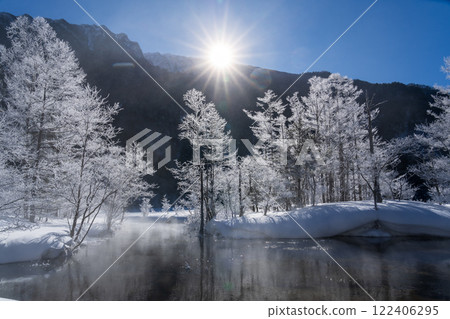 Winter snow hike in Kamikochi: frost sparkling in the morning sun on Tashiro Pond 122406295