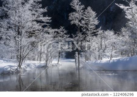 Winter snow hike in Kamikochi: frost sparkling in the morning sun on Tashiro Pond 122406296