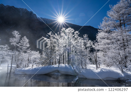 Winter snow hike in Kamikochi: frost sparkling in the morning sun on Tashiro Pond 122406297