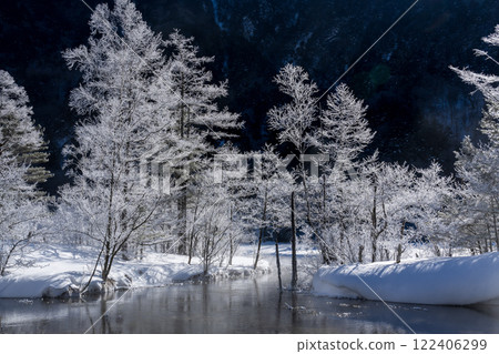 Winter snow hike in Kamikochi: frost sparkling in the morning sun on Tashiro Pond 122406299