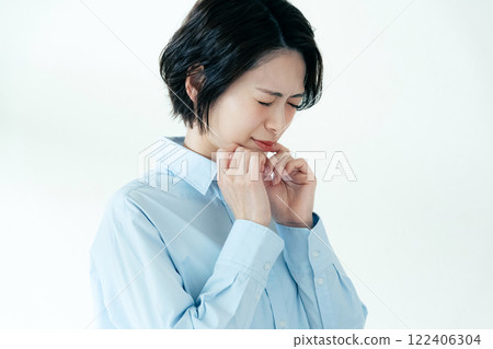 關心下巴區域的女性 122406304