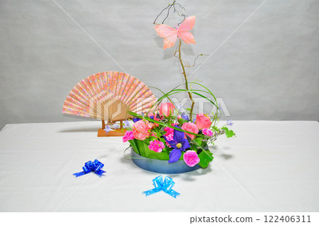 Rose and clematis flower arrangement Rose and clematis flower arrangement 122406311