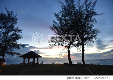 被夕陽染紅的天空和雲彩 被夕陽染紅的天空和雲彩 122406339