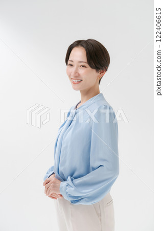 The upper body of a smiling middle-aged woman 122406615