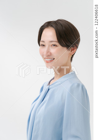 The upper body of a smiling middle-aged woman 122406618