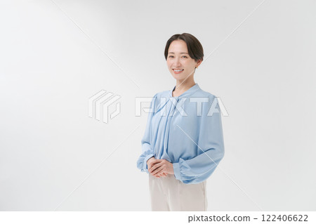 The upper body of a smiling middle-aged woman 122406622