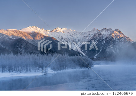 Winter snow hike in Kamikochi: The Hotaka mountain range reflected on the surface of the frosted Taisho Pond 122406679