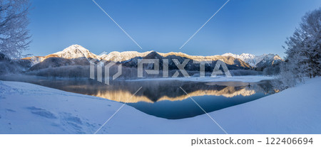 Winter snow hike in Kamikochi: The Hotaka mountain range reflected on the surface of the frosted Taisho Pond 122406694