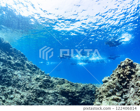 Beautiful coral colonies, blue sea and skin divers swimming on the surface. Nakagi Hirizo, Minamiizu-cho, Kamo-gun, Izu Peninsula, Shizuoka Prefecture Beautiful coral colonies, blue sea and skin divers swimming on the surface. Nakagi Hirizo, Minamiizu-cho, Kamo-gun, Izu Peninsula, Shizuoka Prefecture 122406814