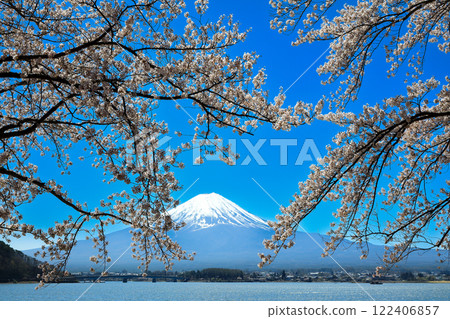山梨縣河口湖町,從河口湖畔眺望富士山,櫻花盛開 山梨縣河口湖町,從河口湖畔眺望富士山,櫻花盛開 122406857