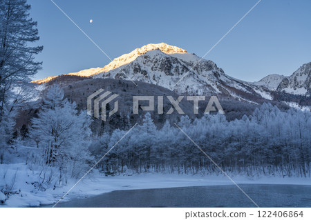 冬天的上高地雪健行 燒嶽山倒映在白霜覆蓋的大正池水面上 冬天的上高地雪健行 燒嶽山倒映在白霜覆蓋的大正池水面上 122406864