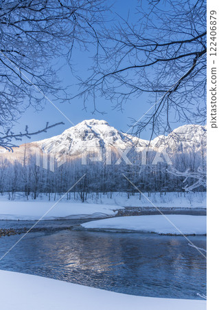 冬天的上高地雪健行 燒嶽山倒映在白霜覆蓋的大正池水面上 122406879