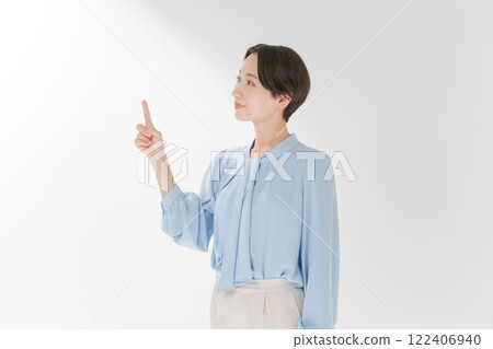 微笑的中間婦女指向 122406940